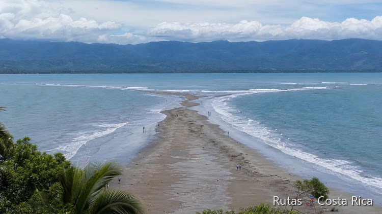 Playa de Uvita con la formación de arena en forma de cola de ballena en marea baja