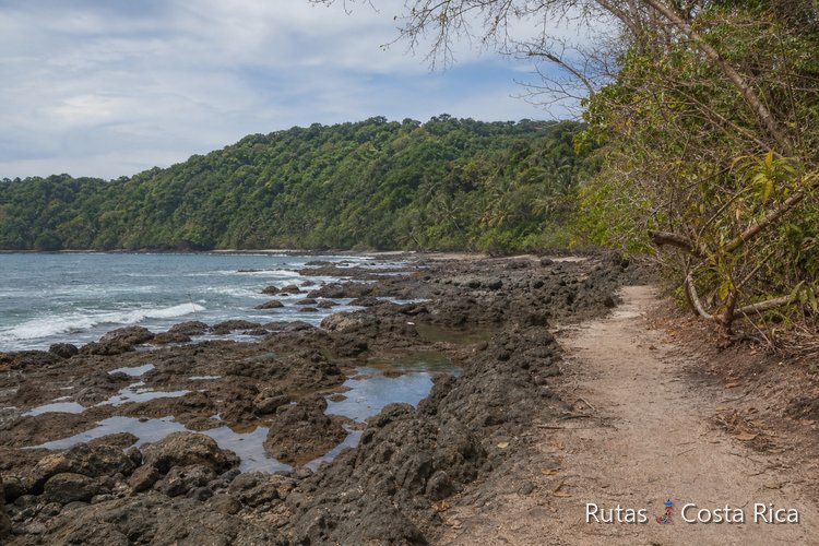 Costa rocosa de Malpaís cerca de Santa Teresa en Costa Rica