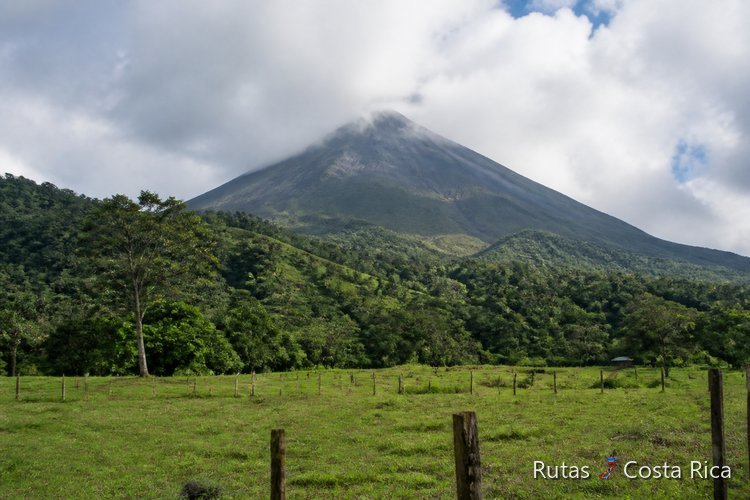 Volcán Arenal entre nubes y vegetación en La Fortuna