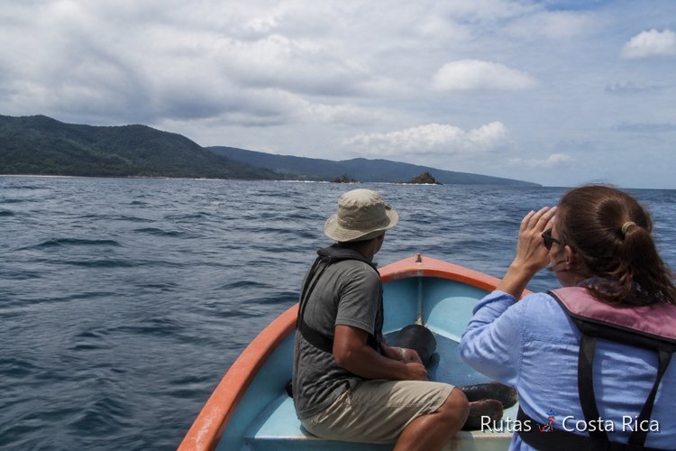 Embarcación en el Pacífico Sur de Costa Rica con mar abierto