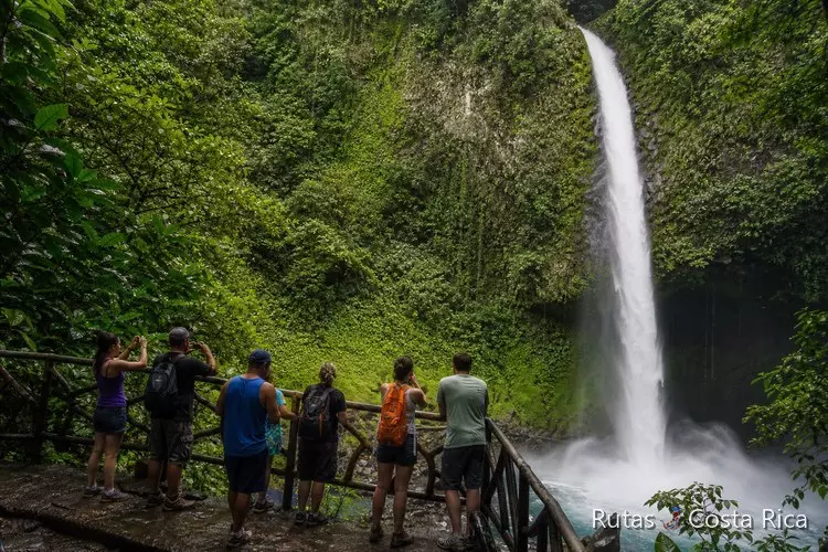 Catarata La Fortuna cayendo entre la selva tropical de Costa Rica