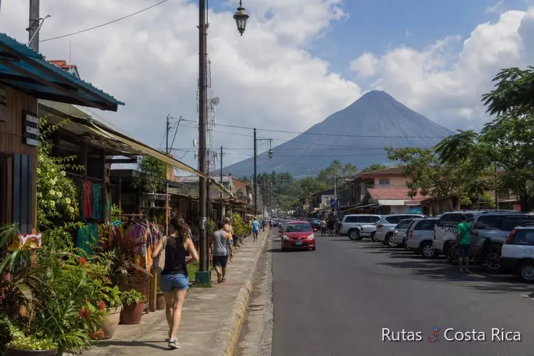 Calle del pueblo de La Fortuna con el volcán Arenal al fondo, Costa Rica