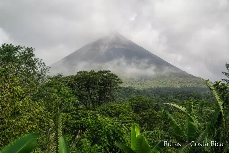 Volcán Arenal entre nubes y selva verde en Costa Rica