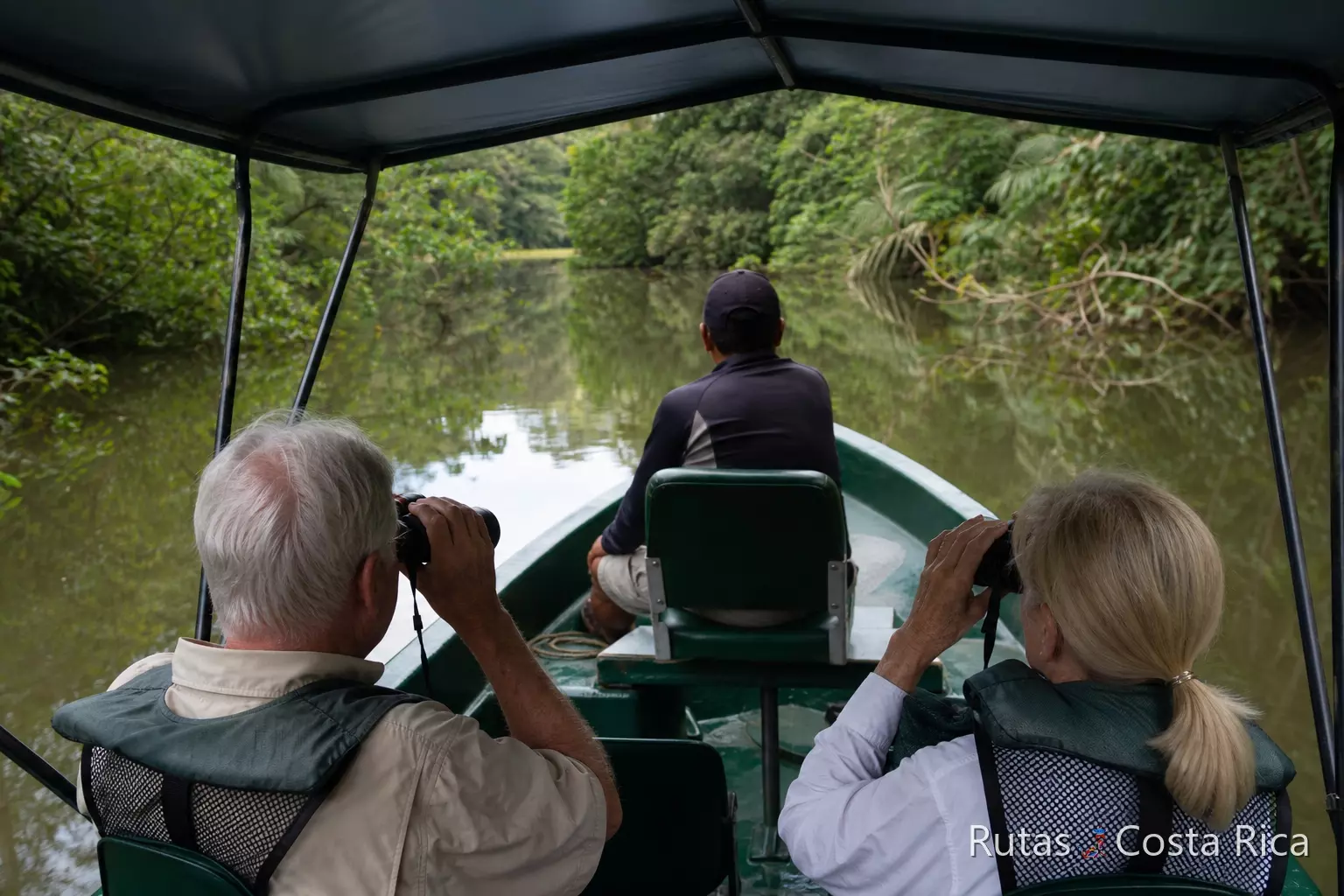 Paseo tranquilo en barca por Tortuguero para viajeros mayores en Costa Rica