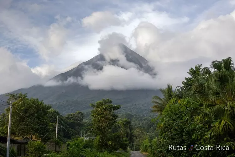 Volcán Arenal visto desde La Fortuna en una ruta de 15 días por Costa Rica