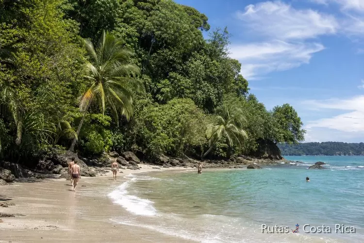 Playa del Pacífico central en Manuel Antonio al final de una ruta de 15 días por Costa Rica