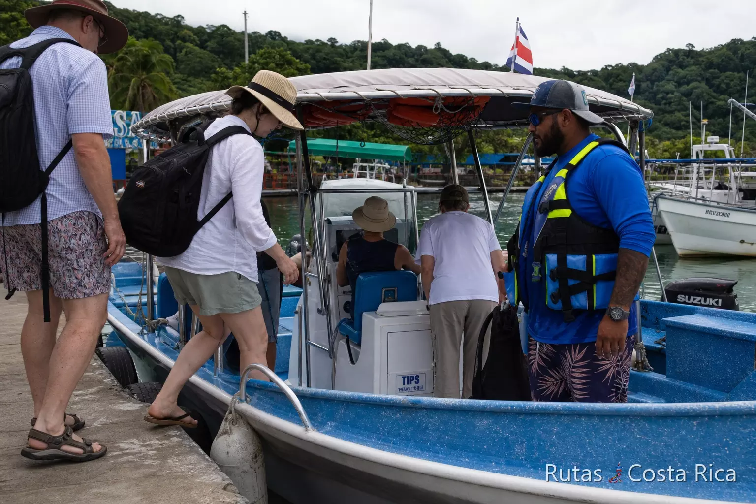 Lancha de avistamiento con guía local saliendo de Uvita hacia el Parque Marino Ballena