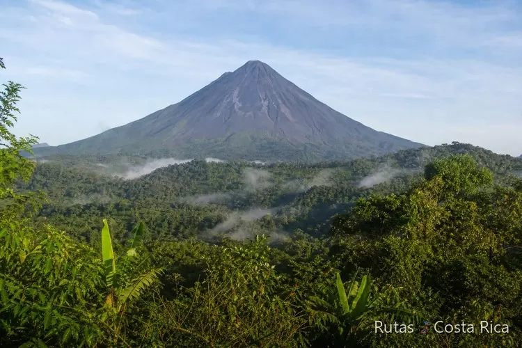 Volcán Arenal visible sobre la selva en una mañana despejada de diciembre