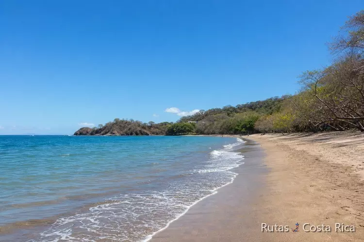 Playa de Guanacaste en diciembre con cielo despejado y arena dorada