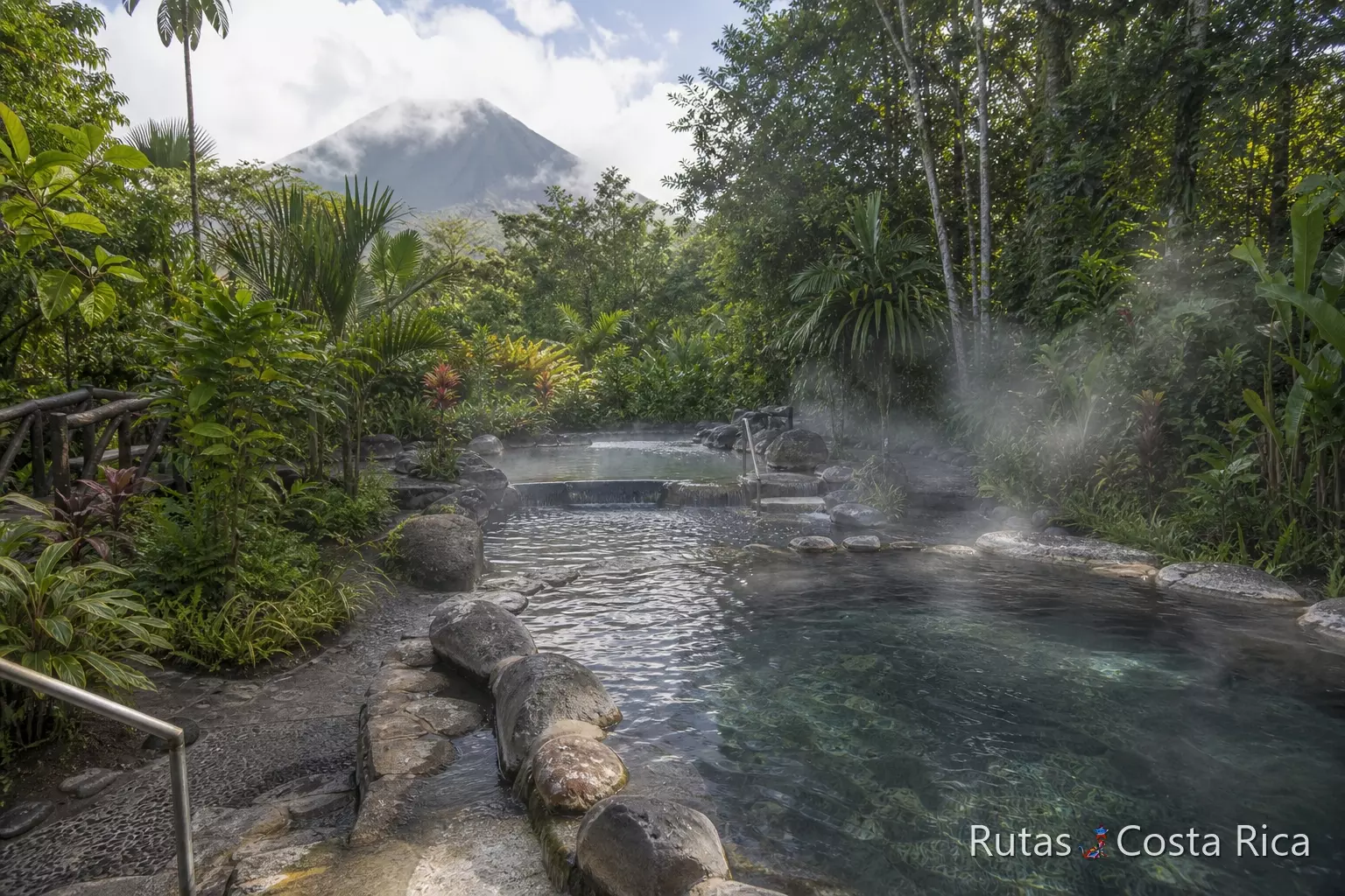 Termales y vegetación cerca del volcán Arenal en enero