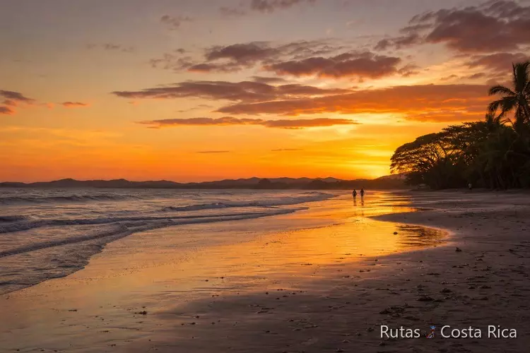 Atardecer en playa de Guanacaste en enero con cielo anaranjado