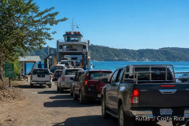 Ferry hacia la península de Nicoya en enero, embarque en Paquera