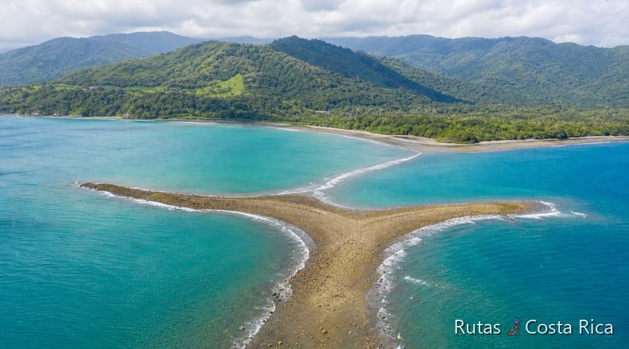 Formación de arena en forma de cola de ballena en la playa de Uvita con mar del Pacífico